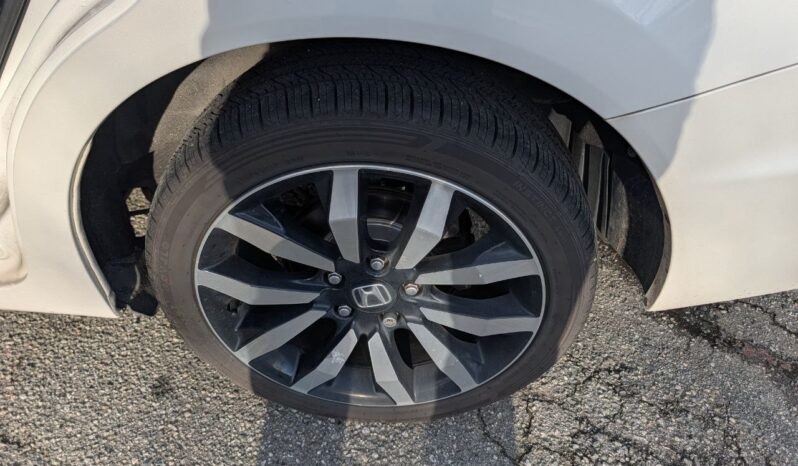 2013 Honda Civic Touring 4-Door Sedan full